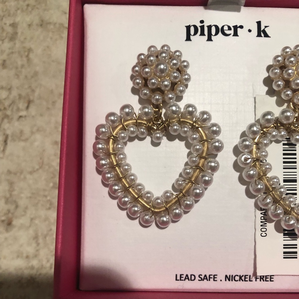 🤍 Heart Statement Earrings - Pearl Earrings 
Valentine’s Day Earrings - Picture 2 of 3
